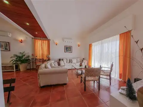 Casa en Venta en San Jose de Mayo, USD 490.000