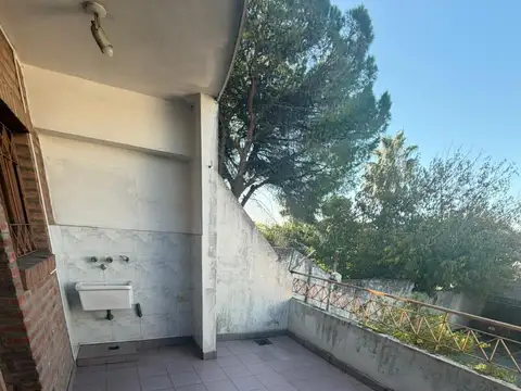 Depto Tipo Casa en Alquiler con 1 cocheras