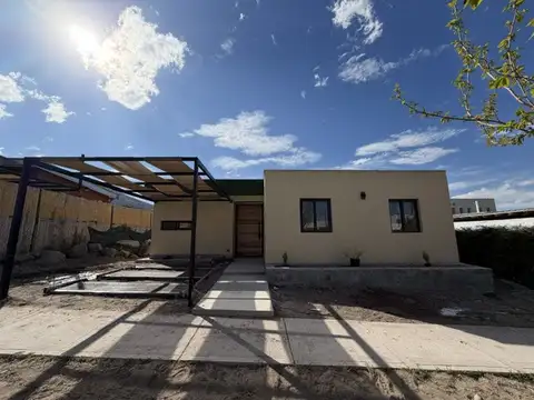 Casa a Estrenar en Venta 3 Dormitorios con Piscina La Yaya – El Challao