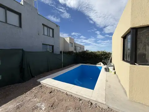 Casa a Estrenar en Venta 3 Dormitorios con Piscina La Yaya – El Challao