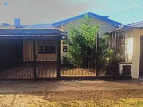 CASA 4 AMB EN VENTA C/ QUINCHO Y PILETA LONGCHAMPS