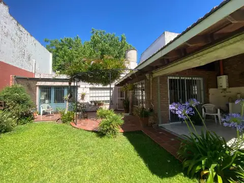 VENTA CASA 3 AMB CON COCHERA PARQUE QUINCHO BERNAL