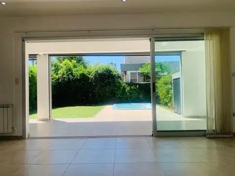 Casa en Venta en City Bell [Cod: 744]
