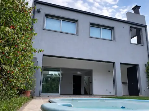 Casa en Venta en City Bell [Cod: 744]