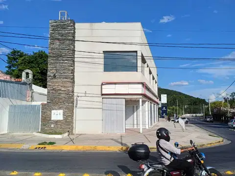 ALQUILER DE INMUEBLE EN LA CALERA, EN EL COMPLEJO CALIZA. GRAN CANTIDAD DE ESTACIONAMIENTO