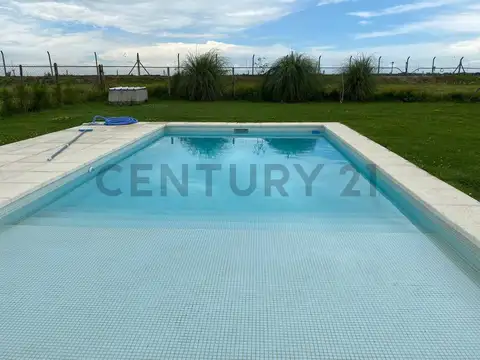 CASA CON PILETA PARQUIZADA