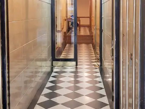 Montevideo al 500. Impecable estado. 71 m2. 4 despachos. Sala de reunión. Recepción. Kitchenette.