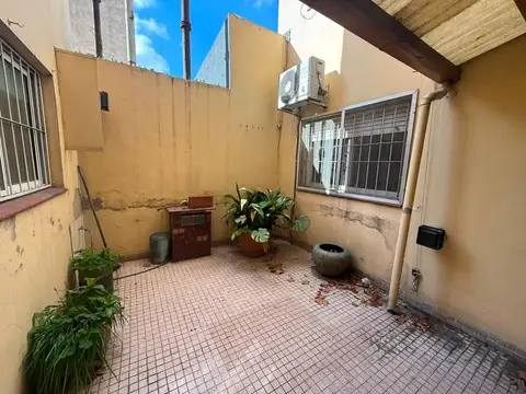 Departamento 3 ambientes con balcòn y patio