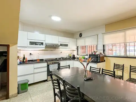 Casa 4 ambientes con 2 baños
