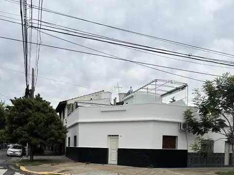CASA 3 O 4 AMB. EN ESQUINA CON AMPLIA TERRAZA EXCELENTE UBICACION