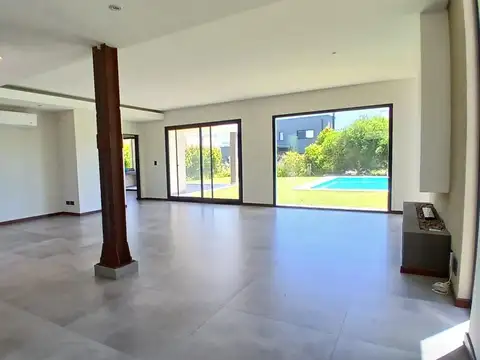 Casa 5 ambientes con 4 baños