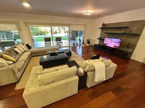 Casa en Venta con 5 cocheras
