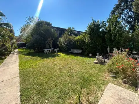 Casa en Alquiler con 3 cocheras