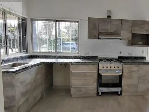 Casa 4 ambientes con 2 baños