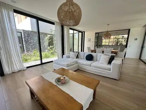 Casa 4 ambientes con 4 baños