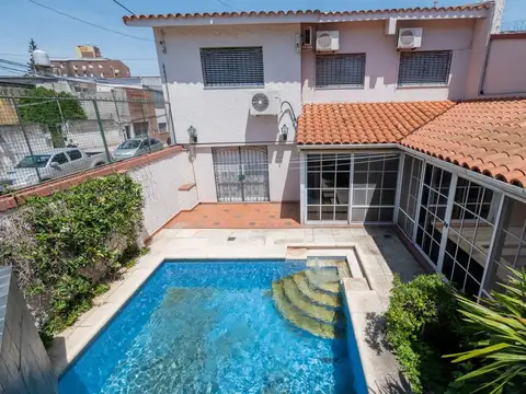 Casa de Categoría a 5 cuadras de BV Pellegrini.