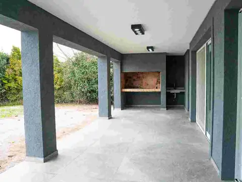 Casa 4 ambientes con 2 baños
