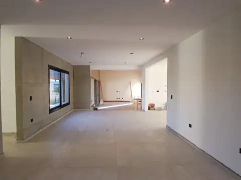 Casa en Venta con 3 cocheras