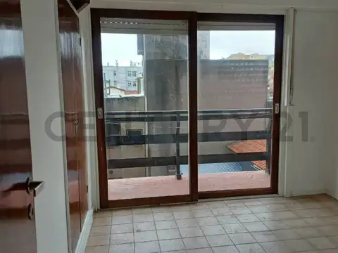 Venta de departamento cinco ambientes, frente al mar, Miramar.