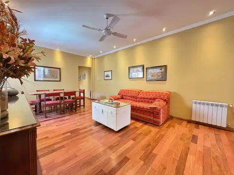 Venta depto 4 amb. c/balcón, Montevideo al 400, San Nicolas.