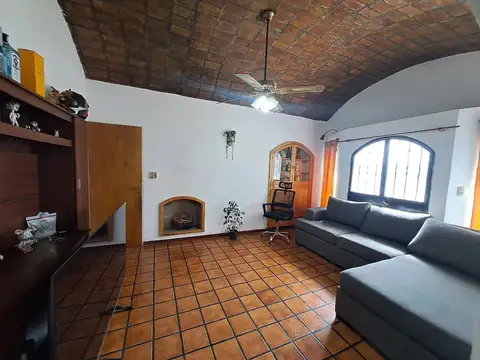 Casa 7 ambientes con 2 baños