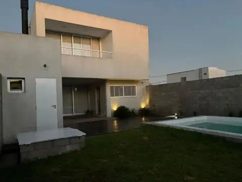 VENTA CASA 5 DORMITORIOS CON PILETA