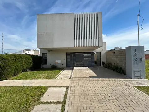 Calle Alberdi 1600