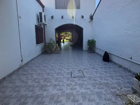 Casa 8 ambientes con 2 baños