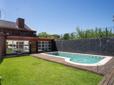 Venta casa 5 ambientes de categoria con pileta en villa luzuriaga