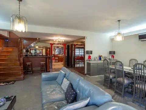 Venta casa 5 ambientes de categoria con pileta en villa luzuriaga