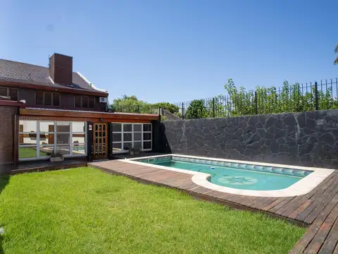 Venta casa 5 ambientes de categoria con pileta en villa luzuriaga