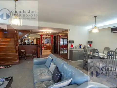 Venta casa 5 ambientes de categoria con pileta en villa luzuriaga