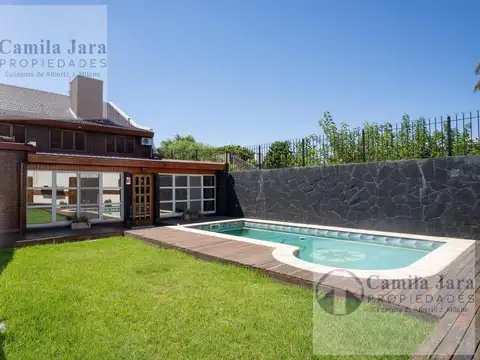 Venta casa 5 ambientes de categoria con pileta en villa luzuriaga