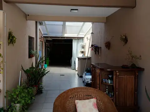 HAEDO-CHALET DE 5 AMBIENTES- COCHERA CUBIERTA PASANTE- HERMOSO JARDIN CON PISCINA- APTO CREDITO