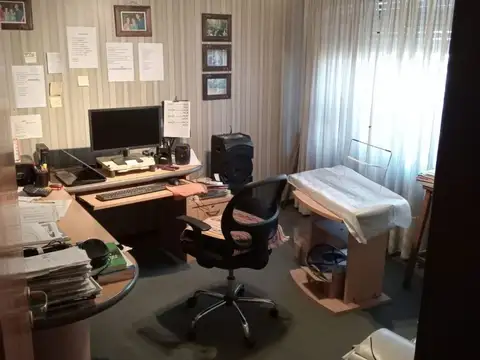 EXCELENTE OPORTUNIDAD CHALET 4 AMBIENTES CON COCHERA JARDIN