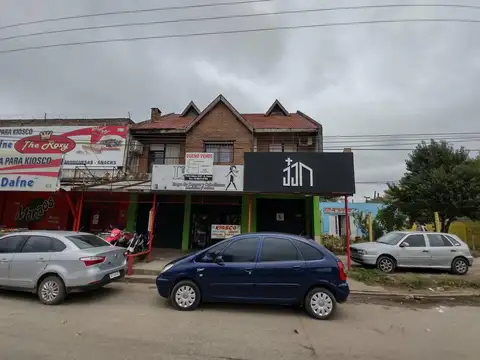 Inmueble de 3 plantas. c/ 2 Locales Comerciales, Chale y un Departmento en Venta  en G. Catan