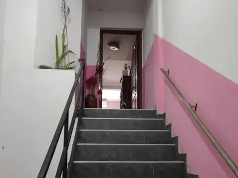 Inmueble de 3 plantas. c/ 2 Locales Comerciales, Chale y un Departmento en Venta  en G. Catan