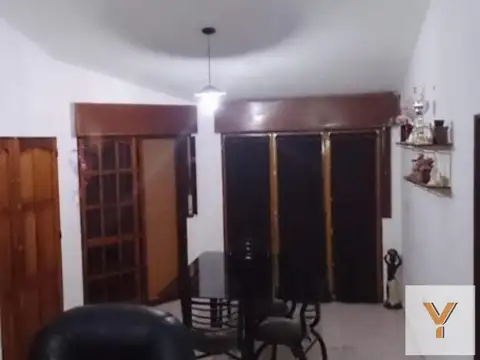Casa 7 ambientes con 2 baños