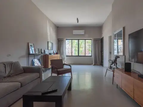 VENTA CASA 5 AMBIENTE CON JARDIN Y COCHERA MORON