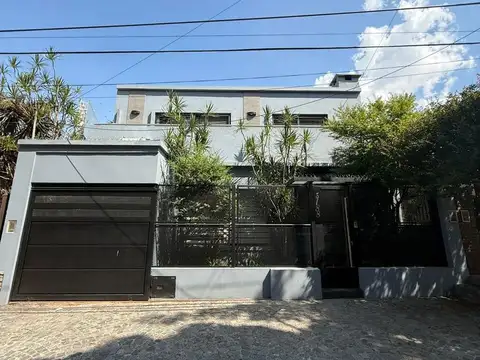 Venta Casa 5 ambientes quincho jardin garage