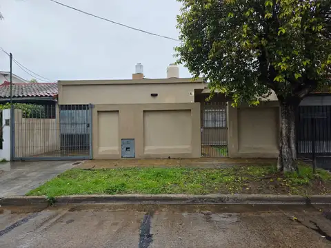 Venta - Casa 3 ambientes en Beccar con quincho, jardín y cochera