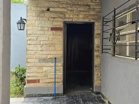 Casa céntrica sobre calle Sarmiento en lote de 370m²