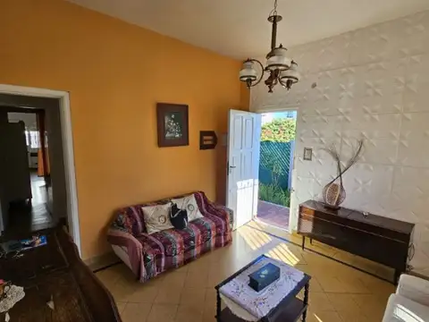 Casa 6 ambientes con 1 baño