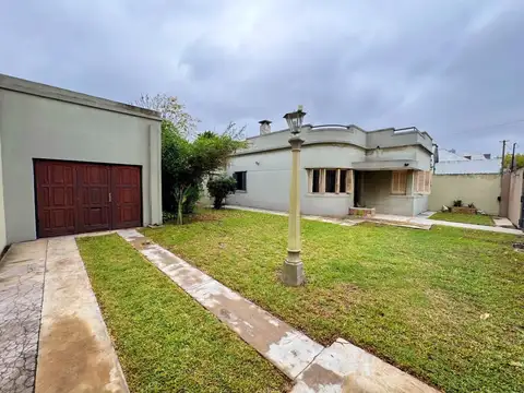 IMPONENTE CHALET 7 AMBIENTES CON PISCINA Y GRAN PARQUE