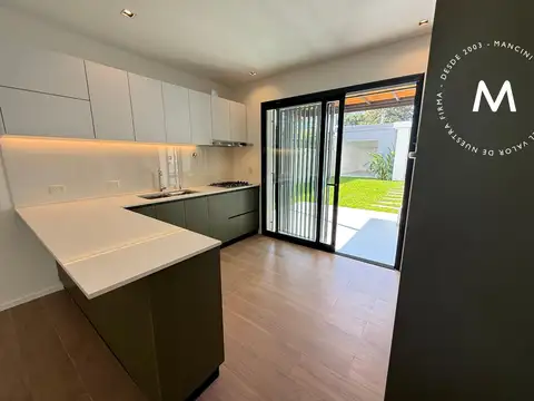 APTO CRÉDITO - Casa en venta de 4 ambientes con cochera, quincho y piscina - Villa Ballester