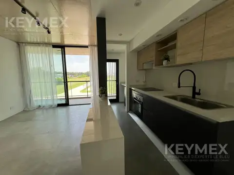 Departamento 2 ambientes, balcón corrido con parrilla y vista abierta.