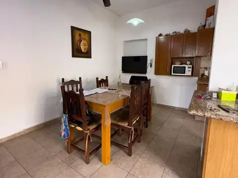 Casa 6 ambientes con 2 baños