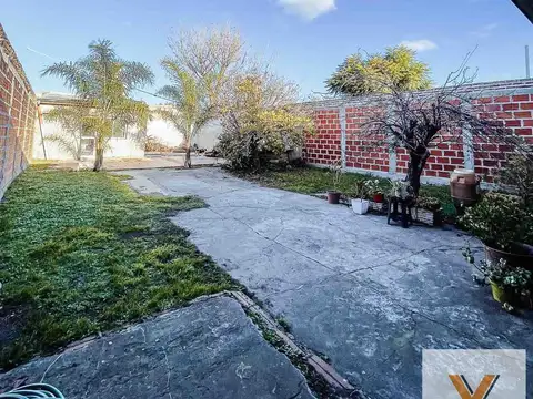 Casa en venta - 2 Dormitorios 1 Baño - Cocheras - 420Mts2 - Berisso