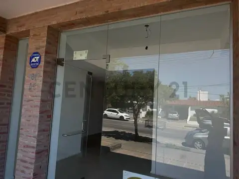 Local de 50 m2 frente vidriado a la Av. Menéndez Pidal