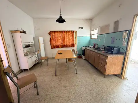 RETAZADO Casa en venta en Monte Castro a reciclar con 38mts de fondo